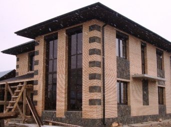 Дом из железногорского кирпича слоновая кость и мокко сочетание соломенного и коричневого кирпича